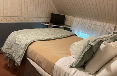 West Dover Bed & Breakfast | Deerfield Valley Inn - Budget Club Room 3