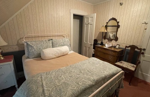 West Dover Bed & Breakfast | Deerfield Valley Inn - Budget Club Room 3