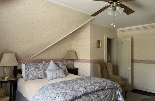 West Dover Bed & Breakfast | Deerfield Valley Inn - Deluxe Room with Fireplace Room 4