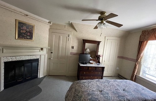 West Dover Bed & Breakfast | Deerfield Valley Inn - Deluxe Room with Fireplace Room 4