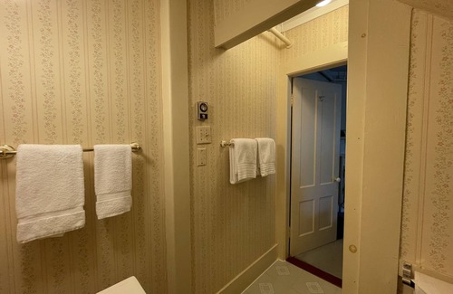 West Dover Bed & Breakfast | Deerfield Valley Inn - Deluxe Room with Fireplace Room 4
