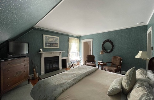 West Dover Bed & Breakfast | Deerfield Valley Inn - Deluxe Room with Fireplace Room 5