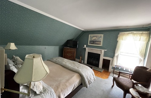 West Dover Bed & Breakfast | Deerfield Valley Inn - Deluxe Room with Fireplace Room 5