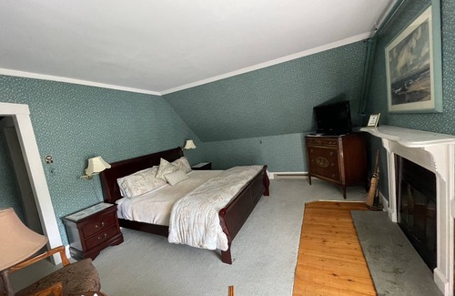 West Dover Bed & Breakfast | Deerfield Valley Inn - Deluxe Room with Fireplace Room 5
