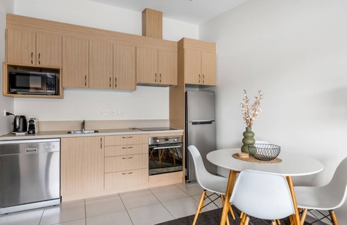 Queenstown Apartment | Deerwood Residence: A/C, BBQ, Lake Access & Parking