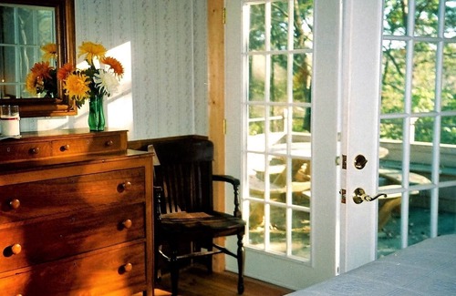 Lexington Cabin | DeHart Cabin: Romantic 1860 Log cabin Retreat!
