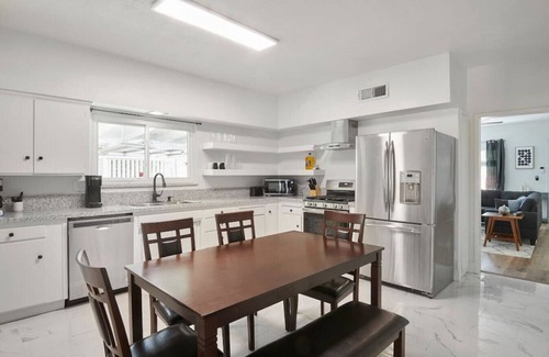 Tower District House | Del Mar Main House - Charming Home I 600Mbps Walk to Tower District