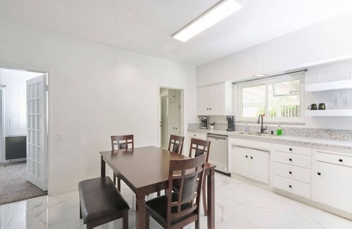 Tower District House | Del Mar Main House - Charming Home I 600Mbps Walk to Tower District