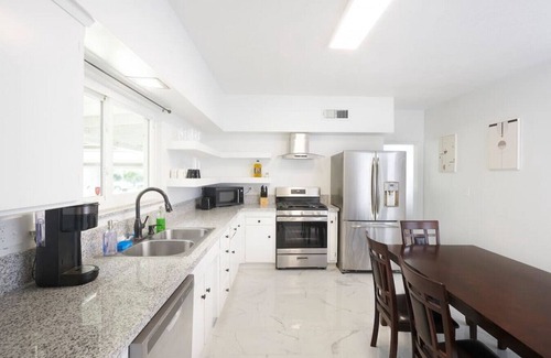 Tower District House | Del Mar Main House - Charming Home I 600Mbps Walk to Tower District