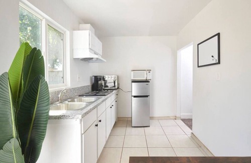 Raisin House | Del Mar Studio · Charming Studio I 600Mbps Walk to Tower District