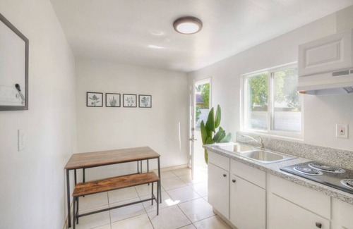 Raisin House | Del Mar Studio · Charming Studio I 600Mbps Walk to Tower District