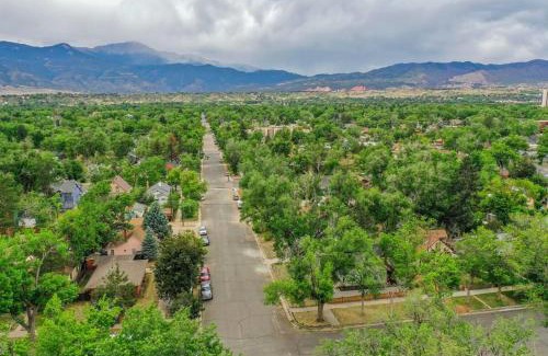 Central Colorado Springs House | Del Norte Cottage - Downtown King BBQ Fire Pit