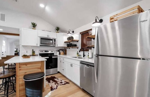 Wichita House | Delano Cabin - 2 Kings - Cute and Cozy!