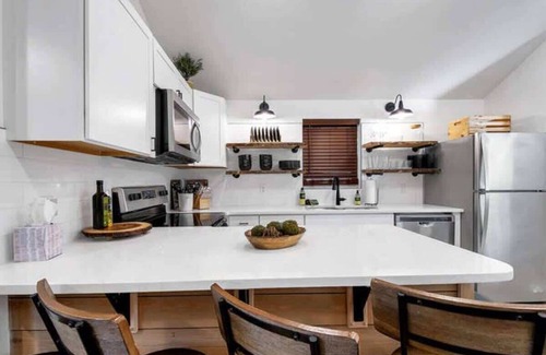 Wichita House | Delano Cabin - 2 Kings - Cute and Cozy!