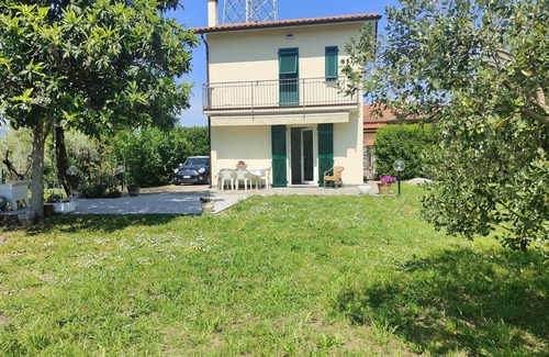 Santo Stefano di Magra House | Delightful detached cottage with garden between Versilia and Cinque Terre