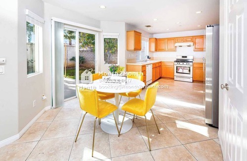Fontana House | Delight on Jamestown Circle #41327