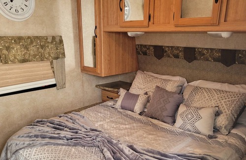 Canarsie House | Delightful 1 bedrm stationary camper on private lot in B'klyn NY