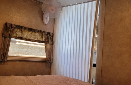 Canarsie House | Delightful 1 bedrm stationary camper on private lot in B'klyn NY