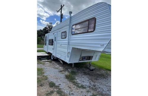 Lake Charles House | Delightful 1-bedroom City camper with free parking