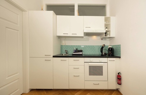 Funfhaus Apartment | Delightful 1 bedroom near Schönbrunn and Westbahnhof with porch