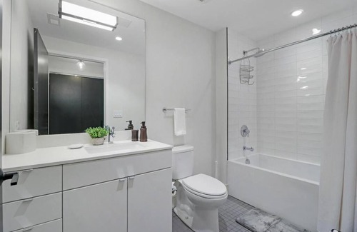 Lakeview Apartment | Delightful 1BR & 1BA Apartment in Belmont - Belmont 202