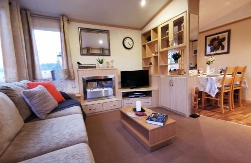 Balminnoch House | Delightful 3-bedroom static caravan with lazy spa and loch view
