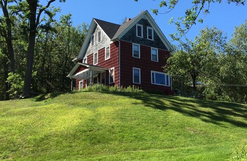 Roscoe House | Delightful 5-bedroom house with WiFi, WBFP, acres of woods and fields in Roscoe