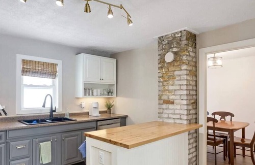 West Side House | Delightful Bright and Airy l Pet Friendly
