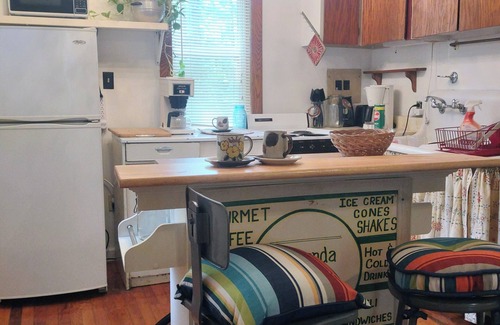 Carbondale Cabin | Delightful Cabin near a wildlife refuge, 6 miles to Carbondale Illinois.
