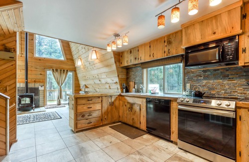 Sisters House | Delightful cabin with lofted layout, hot tub, modern kitchen, WiFi & shared pool