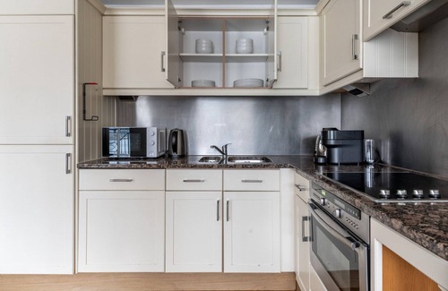 Isle of Dogs Apartment | Delightful Canary Wharf 1BR w/Parking, nr Offices & Bars, by Blueground