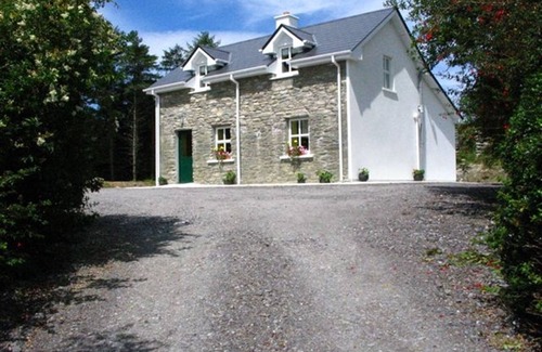 Blackwater Bridge Cottage | Delightful cottage set in picturesque surroundings. Family & pet friendly