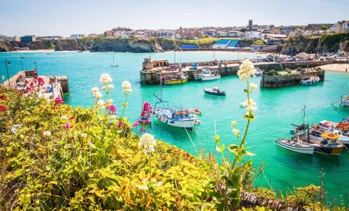St. Newlyn East House | Delightful Cottage in St Newlyn | Sleeps 5 | Cosy Fireplace | Private Patio & Firepit | Near Newquay Beaches | Free Parking | Family-Friendly | Fast WiFi | Smart TV | Fully Equipped Kitchen | Peaceful Village Location with Pub & Scenic Walks Nearby