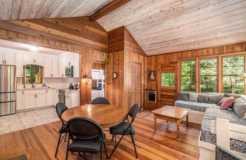 Frankfort Cottage | Delightful cottage w/separate bunk house, free WiFi, and full kitchen
