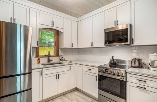 Frankfort Cottage | Delightful cottage w/separate bunk house, free WiFi, and full kitchen