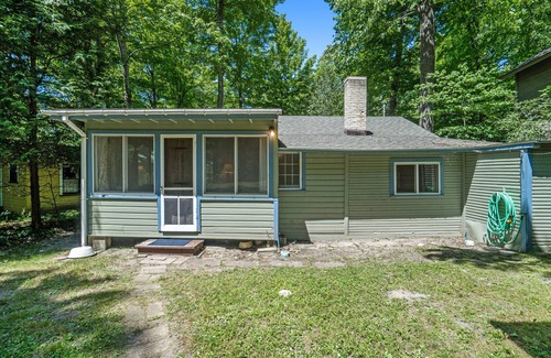Frankfort Cottage | Delightful cottage w/separate bunk house, free WiFi, and full kitchen