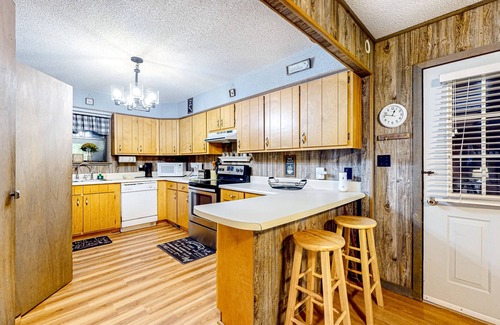 Blairsville Cabin | Delightful creekside cabin w/spacious deck, private hot tub, fire pit, & views