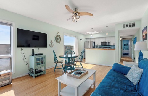 Duck Condo | Delightful Diversion: Oceanfront Condo | Shared Pool