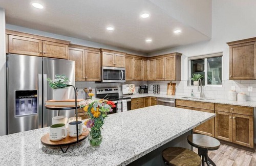 Fir Grove Estates Cabin | Delightful Donnelly Cabin w/Hot Tub & Great Views