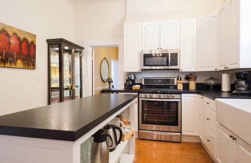St. Helena House | Delightful Downtown Cottage House with Modern Amenities (Breakfast Possible)