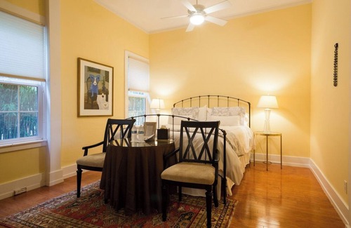 St. Helena House | Delightful Downtown Cottage House with Modern Amenities (Breakfast Possible)