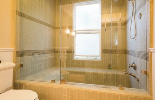 St. Helena House | Delightful Downtown Cottage House with Modern Amenities (Breakfast Possible)