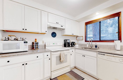 Sisters Condo | Delightful escape near downtown with shared pool/hot tub, rec room, & large deck