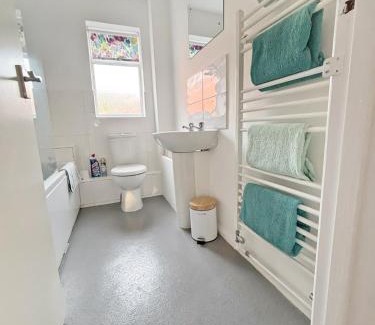 Dorking Apartment | Delightful first floor two bed apartment five minutes walk from Dorking town centre