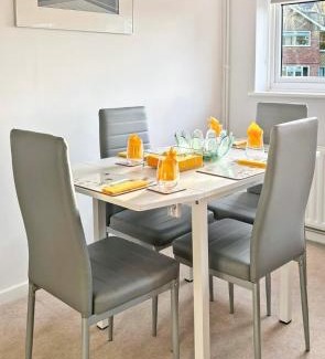 Dorking Apartment | Delightful first floor two bed apartment five minutes walk from Dorking town centre