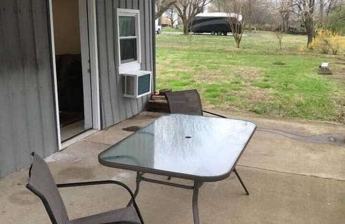 Hendersonville Apartment | Delightful Guest Room Close to Hendersonville’s Downtown