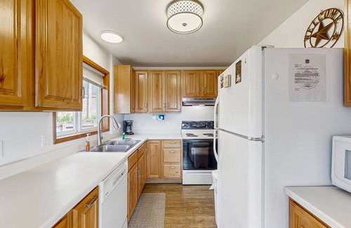 Yachats House | Delightful Home with Ocean View & Private Hot Tub - 3 Blocks to Beach