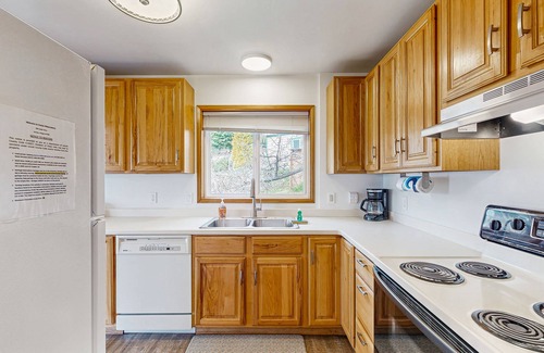 Yachats House | Delightful Home with Ocean View & Private Hot Tub - 3 Blocks to Beach