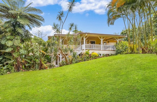 Holualoa House | Delightful island escape w/furnished deck, hot tub, ocean views, & kitchenette