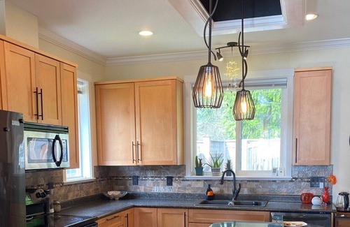 Comox House | Delightful patio home. Near services and amenities, with a view of the mountains